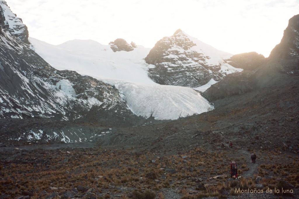 Camino del Glaciar del Tarija, enfrente la Pirámide Blanca